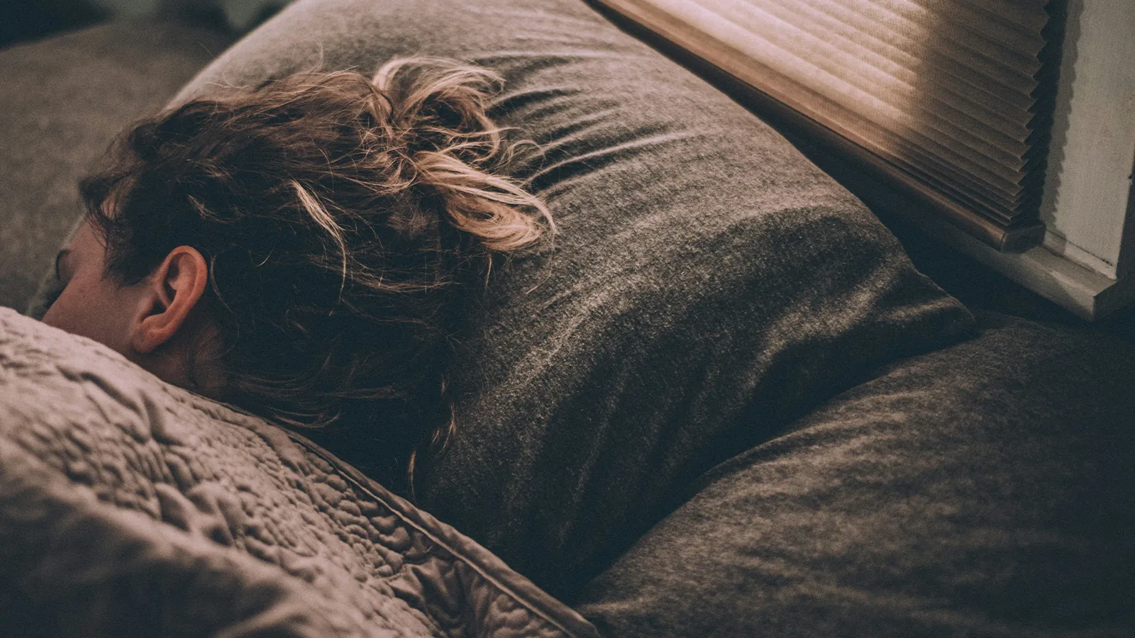 ベッドで寝ている女性