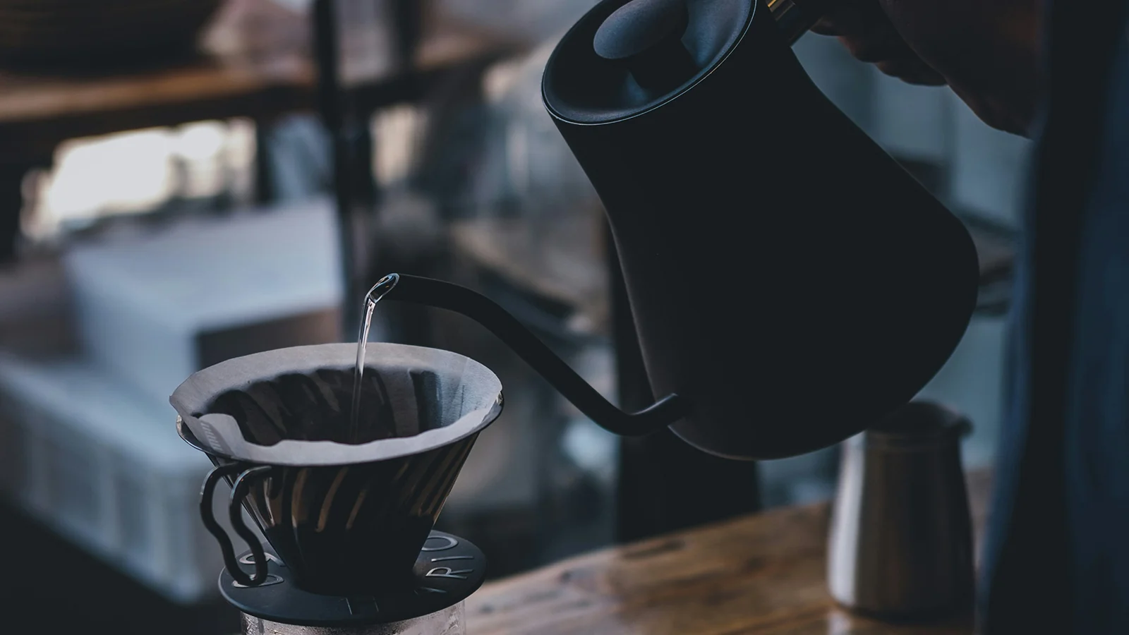 ドリップケトルでコーヒーを入れている